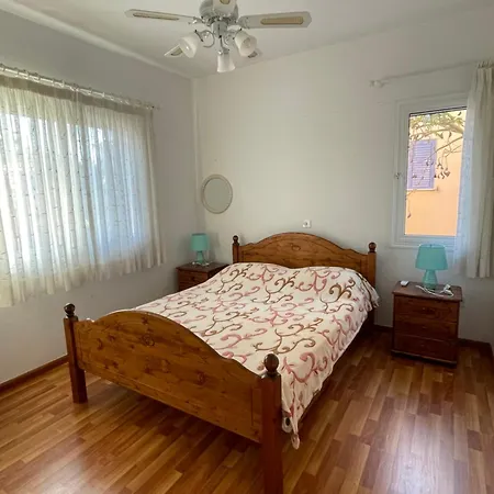 Lägenhet Limnaria Gardens Two Bedroom Apartment Paphos